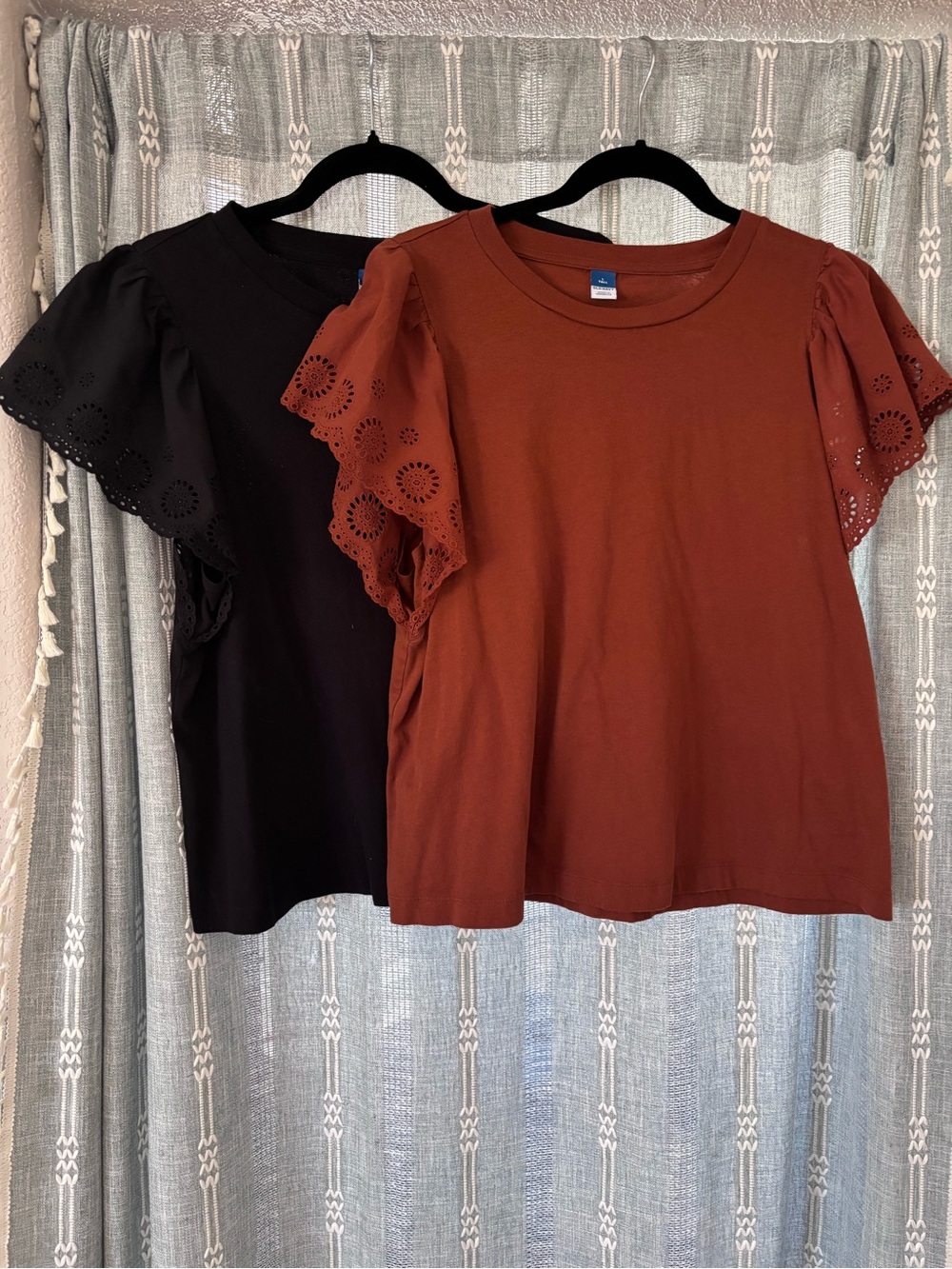 Bundle of 2 Old Navy Eyelet Flutter Sleeve Tee in Rust / Black
